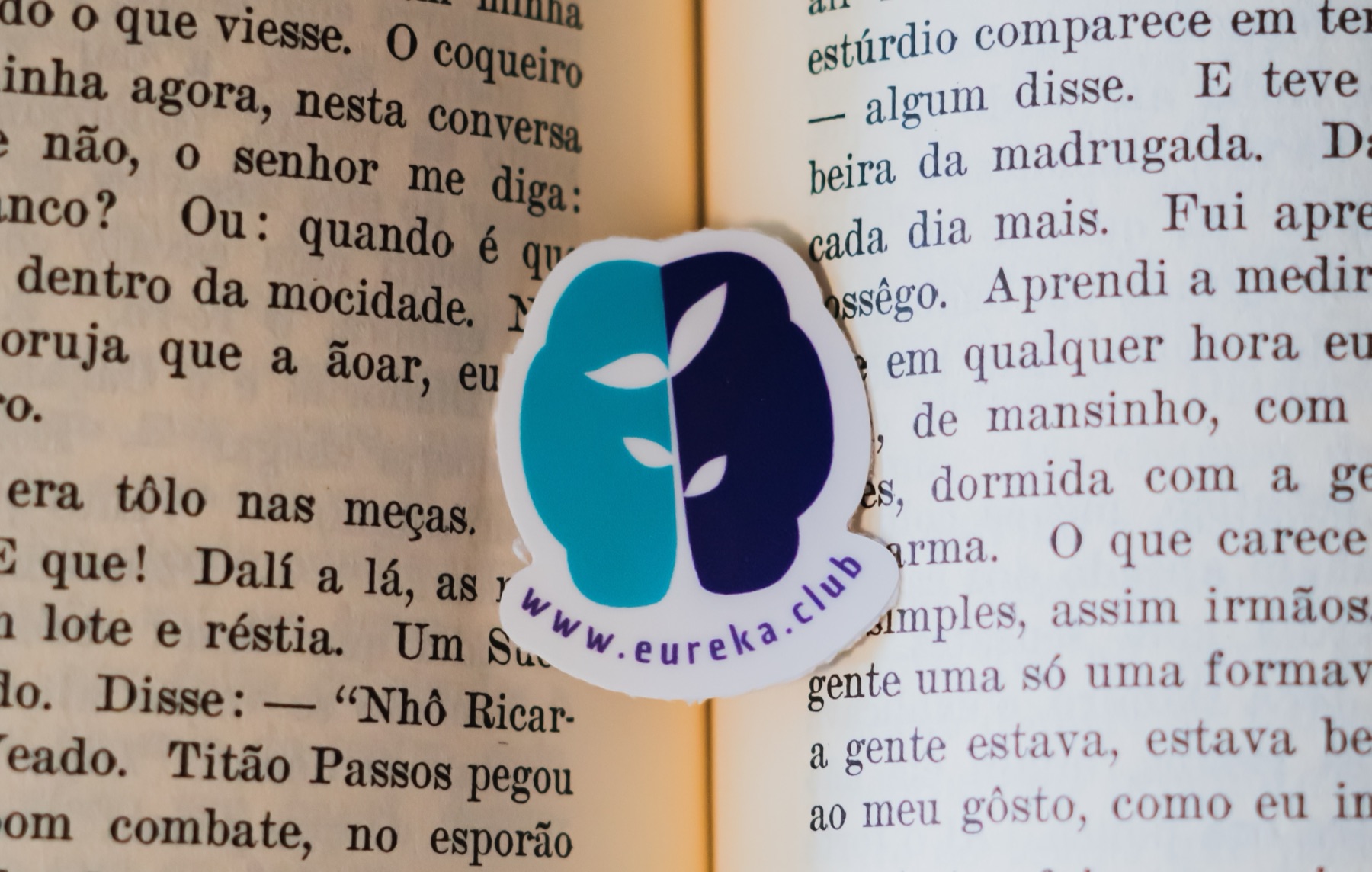 Adesivo da Eureka (www.eureka.club) sobre as páginas de um livro